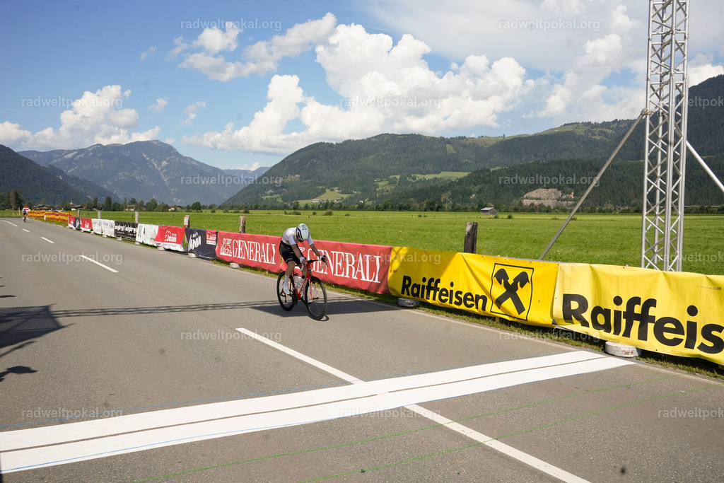 941_20230817_Bewerb_Maenner_Muehlanger | AUT - OESTERREICH, 2023-08-16: SPORT RENNRAD-FAHREN - 55. INTERNATIONALER RADWELTPOKAL IN ST. JOHANN IN TIROL  - Vintage-Radrennen mit WM-Bronze-Medaillen-Siegerin Christina Schweinberger, den Teilnehmer und Alexander Baumann (vom Orginastions-Team) - TAG 2 BEWERB MAENNER IN SECHS GRUPPEN  ; Foto: Roland Muehlanger