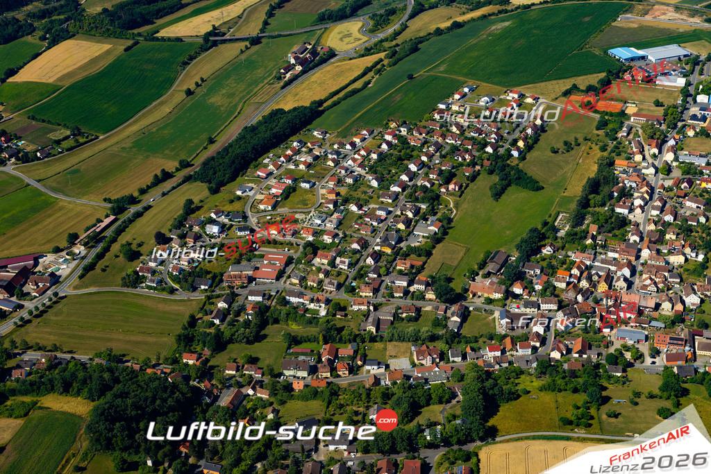 Aktuelles Luftbild von  Wilhelmsdorf - Die Luftaufnahme wurde 2022 mittels UL-Flugzeug erstellt ( keine Drohne ) - hochauflösende Kamera-Systeme von  Canon -Beste Qualität - Für grossformatige Ausdrucke geeignet. Die Geschenkidee !