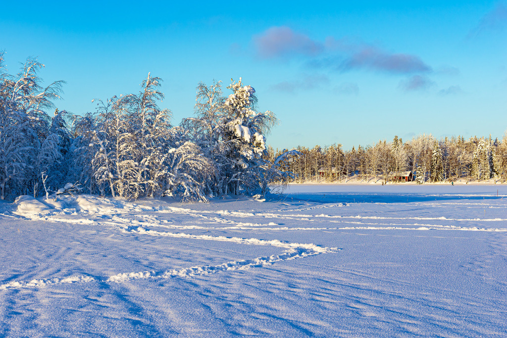 Landschaft im Winter mit See und Wald in Äkäslompolo, Finnland | Landschaft im Winter mit See und Wald in Äkäslompolo, Finnland.