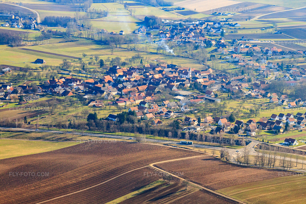 Aerial view: View of the town from the northwest in Hoffen in the state Bas-Rhin, France. – Photo: IMG_37464.jpg taken on 02/07/2011 by Werner Riehm/FLY-FOTO.com – Resolution of the original: 4752 x 3168 px