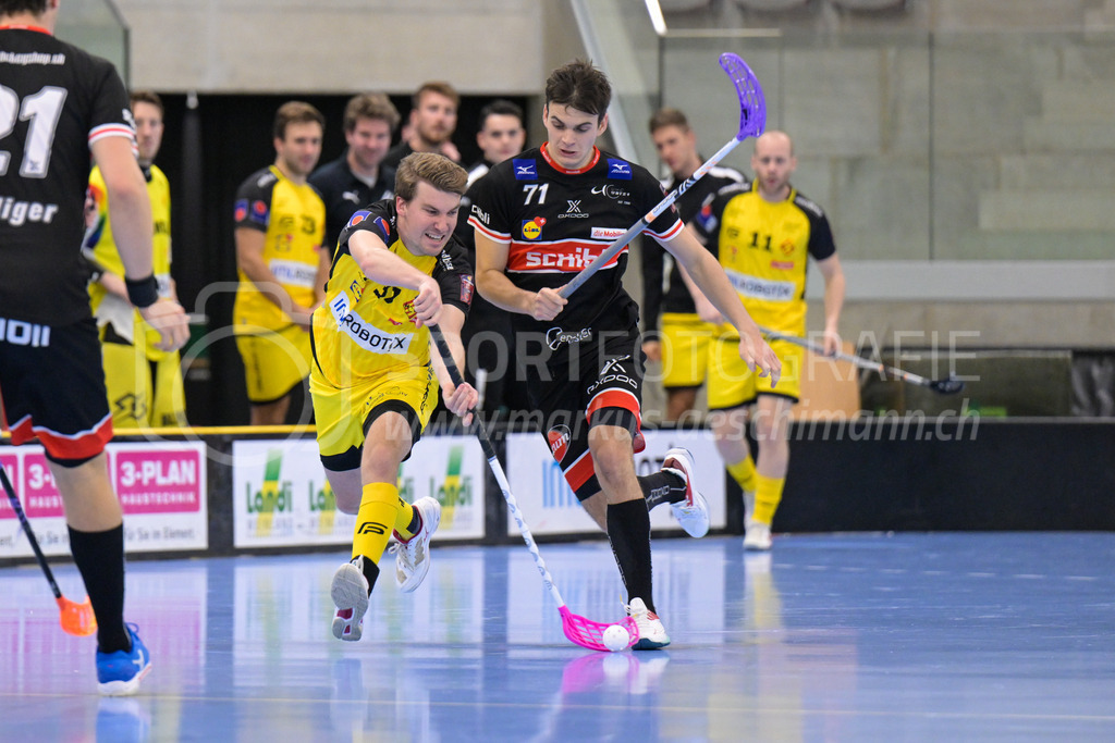 HC Rychenberg vs UHC Uster - 14. October 2022 | HC Rychenberg vs UHC Uster
AXA Arena, Winterthur
Moritz Krebs (#37 HC Rychenberg) gegen Ramon Zimmermann (#71 UHC Uster).
Bild: Sportfotografie Markus Aeschimann | www.markus-aeschimann.ch - Realisiert mit Pictrs.com