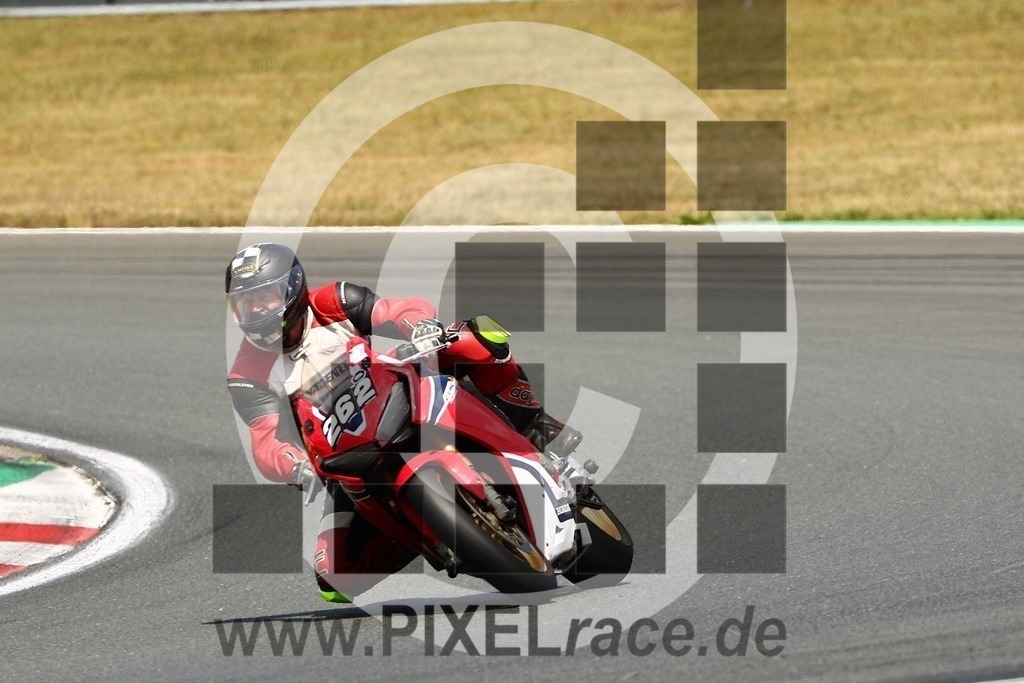 0262-20250719_12577 | Schöne Erinnerungen an spannende Momente - das festzuhalten ist unser Job. PIXELrace.de ist seit 2003 auf den Rennstrecken Europas unterwegs um die Action draußen beim Fahren und die wunderbare Stimmung imm Fahrerlager für euch einzufangen.