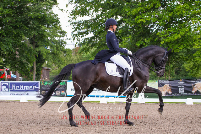 DKP41675 | Turnierfotos kaufen im Webshop von Daniel Kuhl Photography – entdecke professionelle Reitsportfotos aus Turnieren & Events. Hochwertige Turnierbilder online bestellen & sichern. Jetzt Fotos von Reitsportturnieren kaufen!