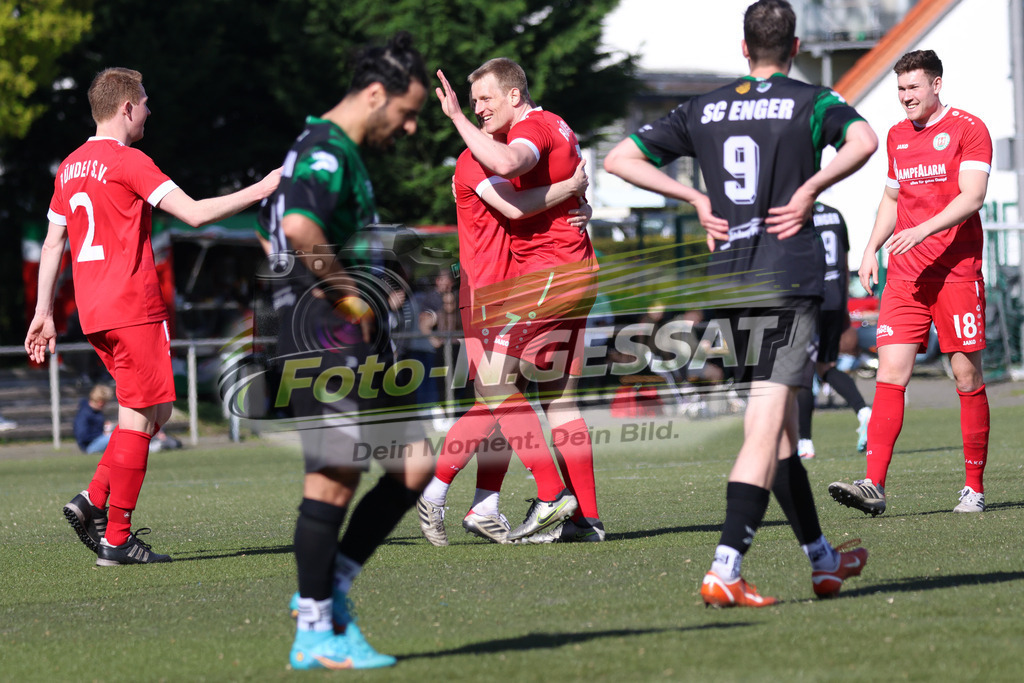 Bünder SV - SC Enger | Auf dem Bild zu sehen: rot Bünder SV Mitte: Volkmar VögeBünder SV, SC Enger, Saison 25/26, Kreisliga A, Bünde, Deutschland - Realisiert mit Pictrs.com