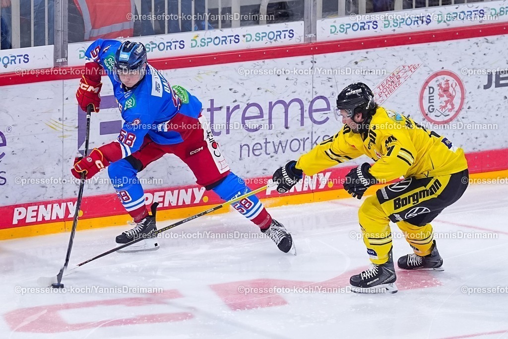 xYDRx30112501058 | 30.11.2025, xydrx, Eishockey, DEL2, Düsseldorfer EG - Krefeld Pinguine, PSD Bank Dome Düsseldorf: Max Balinson (Düsseldorfer EG #58) im Zweikampf gegen Jon Matsumoto (Krefeld Pinguine #11)Photo: xYannisxDreimannxPressefotoKochx