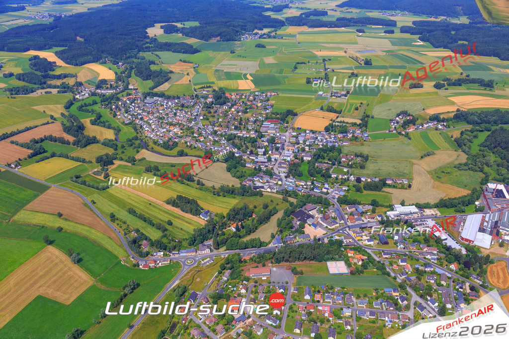 Die Luftaufnahme der Stadt Roeslau wurde vom UL-Flugzeug heraus erstellt ( keine Drohne )- hohe Auflösung für beste Qualität