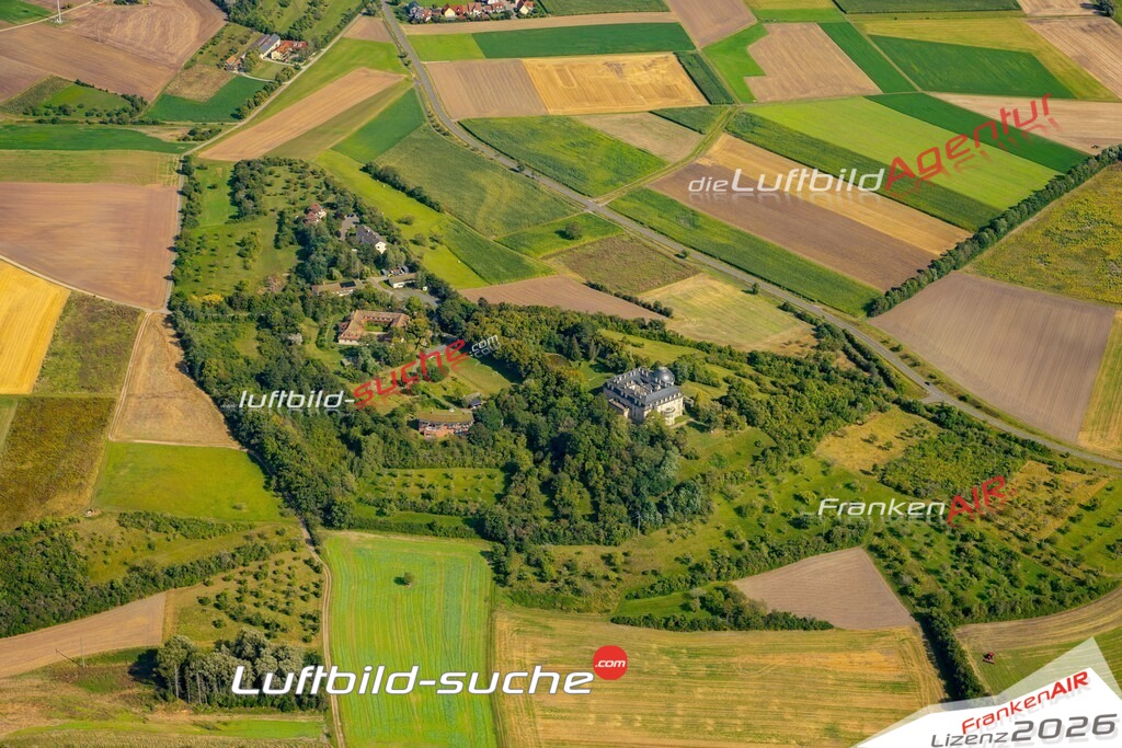 Das Luftbild zeigt : Wetzhausen Stadtlauringen - Die Luftaufnahme wurde 2024 vom UL-Flugzeug aus erstellt ( keine Drohne ) - Hochauflösende Luftaufnahme - Für grossformatige Ausdrucke geeignet. Die Geschenkidee !Mit Lizenz und Bildrechte bestellbar