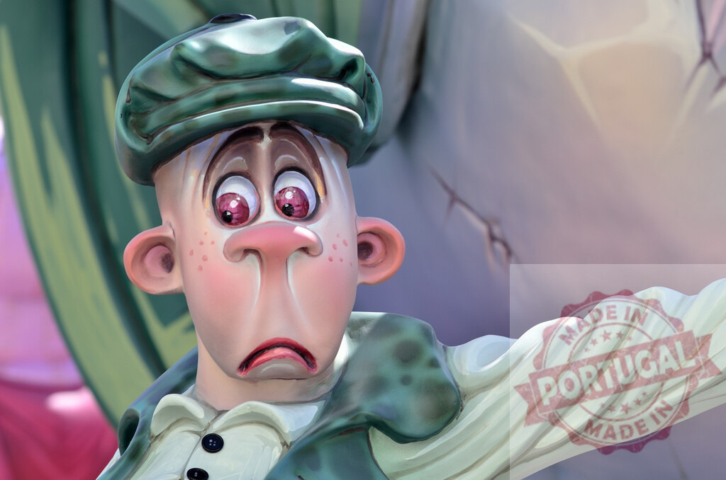 Cartoon character expressing fear during Fallas festival | Sculptural character expressing fear with wide eyes, wearing a green cap and shirt - Realized with Pictrs.com