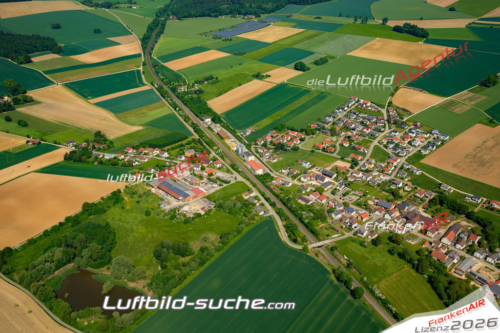 Das Luftbild zeigt  Adelschlag - Die Luftaufnahme wurde 2023 vom UL-Flugzeug aus erstellt ( keine Drohne ) - Hochauflösende Luftaufnahme - Für grossformatige Ausdrucke geeignet. Die Geschenkidee !Mit Lizenz und Bildrechte bestellbar