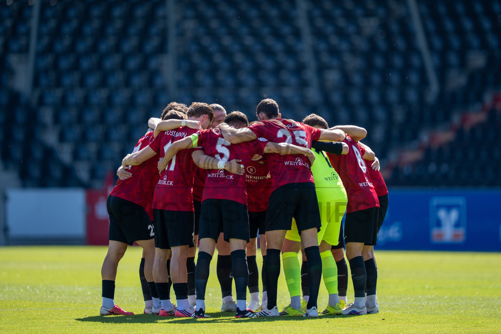 SG Sonnenhof Großaspach vs. Fortuna Köln, Fussball, 3. Liga, 1. Spieltag, 08.08.2026 | Mannschaftskreis vor Spielbeginn,SG Sonnenhof Großaspach vs. Fortuna Köln, Fussball, 3. Liga, 1. Spieltag, 08.08.2026,DFB regulations prohibit any use of photographs as image sequences and/or quasi-video