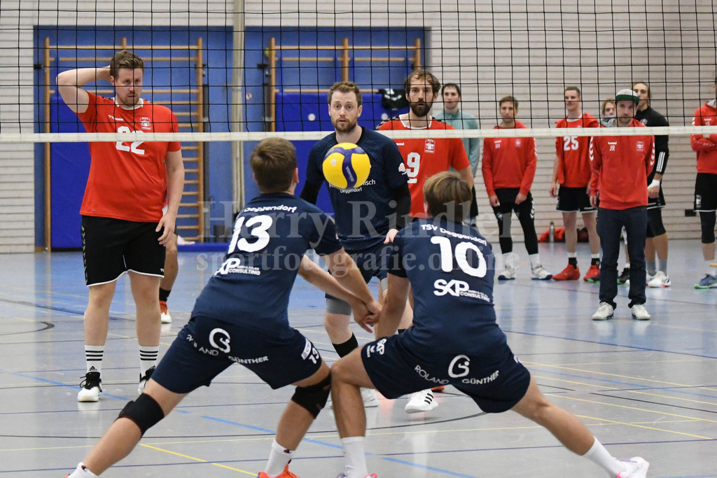 TSV 1861 Deggendorf : MTV München II | gemeinsam zum Ziel Tim Hartmann  (TSV Deggendorf Volleyball  #13) und Nicolas Schmidt (TSV Deggendorf Volleyball  #10) beobachtet von Johannes Schwarz  (TSV Deggendorf Volleyball  #4) - Realisiert mit Pictrs.com