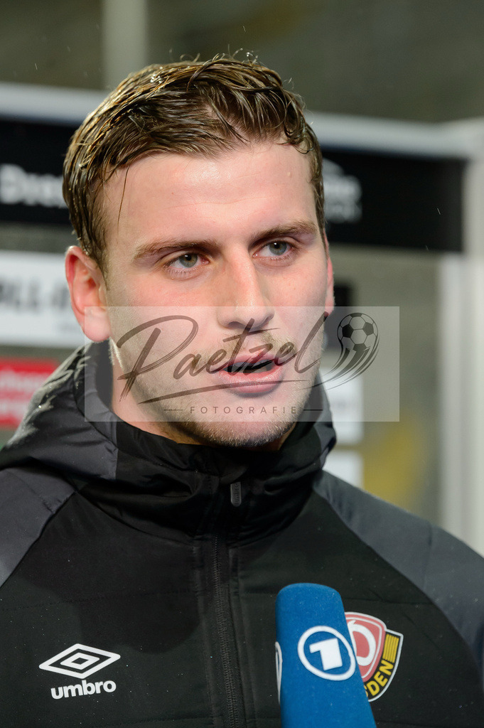 SGDHSV20220114_187 | Fussball, Herren: Christoph Daferner (SG Dynamo Dresden) schaut bei dem Spiel der 2. Bundesliga zwischen SG Dynamo Dresden und Hamburger SV im Rudolf-Harbig-Stadion am 14.01.2022 in Dresden, Deutschland.DFB / DFL REGULATIONS PROHIBIT ANY USE OF PHOTOGRAPHS AS IMAGE SEQUENCES AND/OR QUASI-VIDEO. - Realisiert mit Pictrs.com