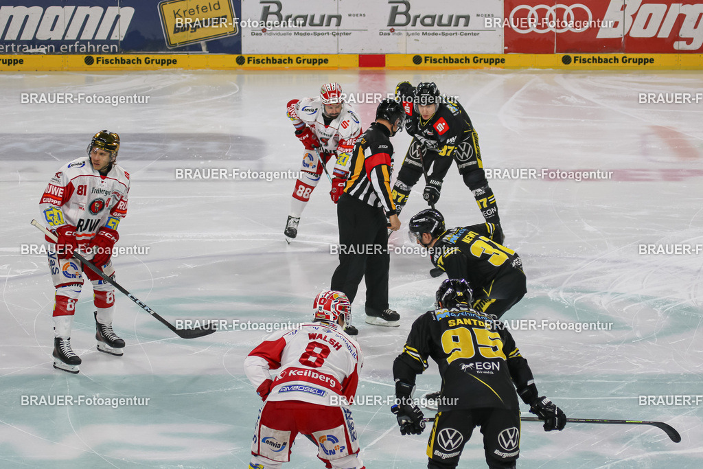 02.11.2025: DEL2  Krefeld Pinguine - Eispiraten Crimmitschau | Krefeld, Deutschland, 02.11.2025: Eröffnungs-Bully während des DEL2-Spiels zwischen Krefeld Pinguine - Eispiraten Crimmitschau am 02.11. 2025 in der Yayla-Arena in Krefeld, Deutschland. (Foto Ralph Görtz / Brauer-Fotoagentur)