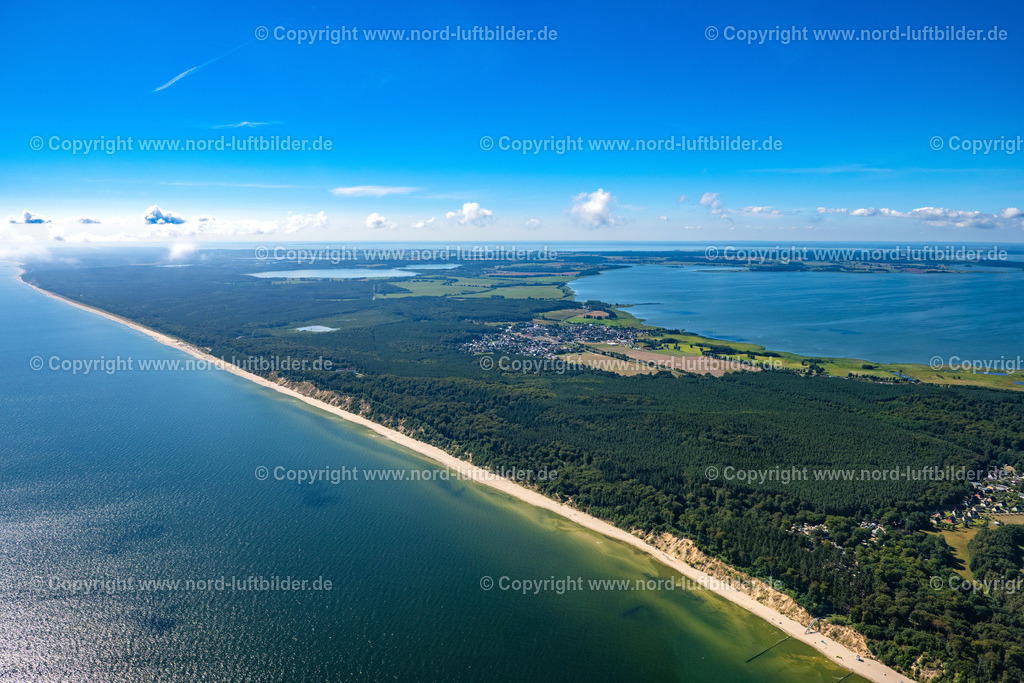 Ückeritz_Usedom_ELS_7601100822 | ÜCKERITZ 10.08.2022 Ortsansicht Meeres-Küste in Ückeritz im Bundesland Mecklenburg-Vorpommern, Deutschland. // Town View Meeres-Kuste in Ueckeritz in the state Mecklenburg - Western Pomerania, Germany. Foto: Martin Elsen