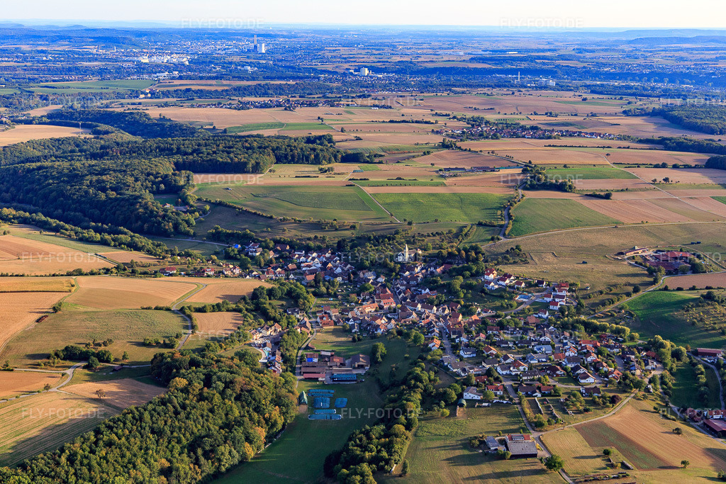 Luftbild: Dorfansicht im Tiefenbachtal aus Osten im Ortsteil Tiefenbach in Gundelsheim im Bundesland Baden-Württemberg in Deutschland. Foto: IMG_111481.jpg vom 09.09.2018 durch Werner Riehm/FLY-FOTO.de