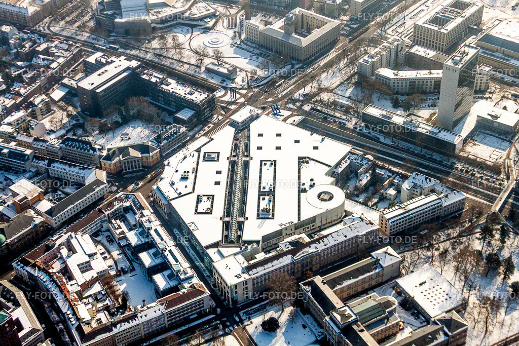 Winterlich schneebedeckte Gebäude des Einkaufszentrum  Ettlinger Tor Zentrum an Kriegs- und Karl-Friedrichstraße | Luftbild: Winterlich schneebedeckte Gebäude des Einkaufszentrum  Ettlinger Tor Zentrum an Kriegs- und Karl-Friedrichstraße im Ortsteil Innenstadt-West in Karlsruhe im Bundesland Baden-Württemberg in Deutschland. Foto: IMG_24172.jpg vom 16.02.2010 durch Werner Riehm/FLY-FOTO.de - Realisiert mit Pictrs.com