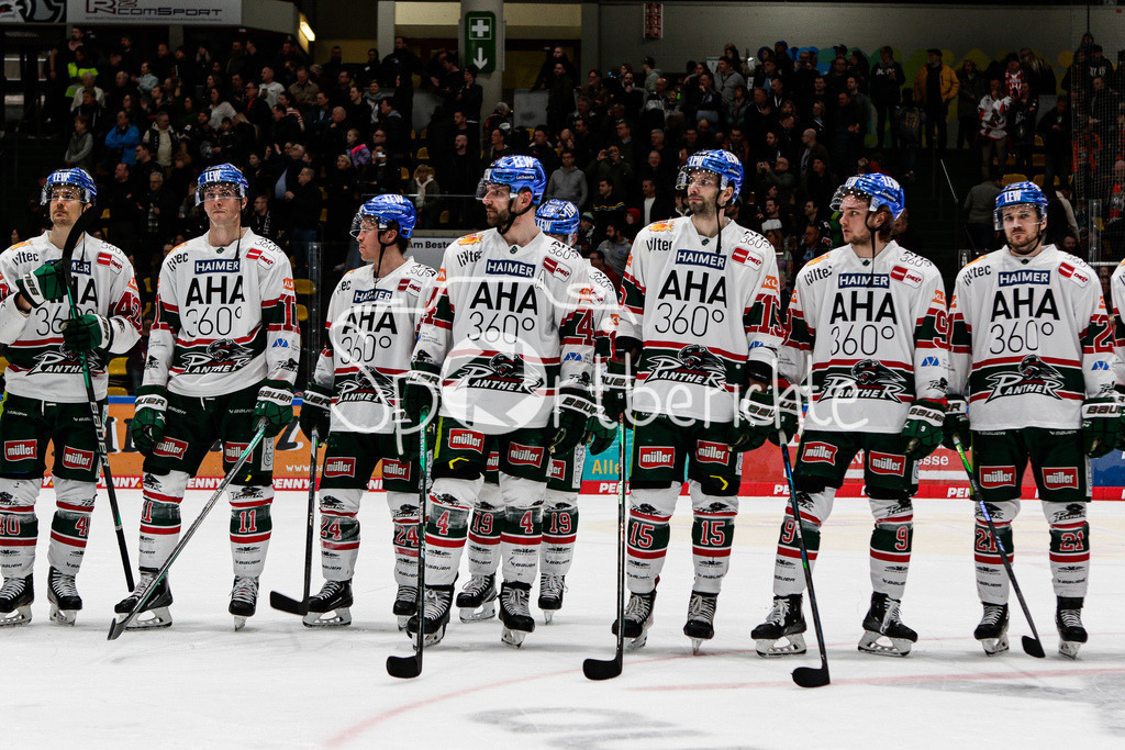 Löwen Frankfurt - Augsburger Panther | Die Spieler der Augsburger Panther bedanken sich bei den mitgereisten Fans