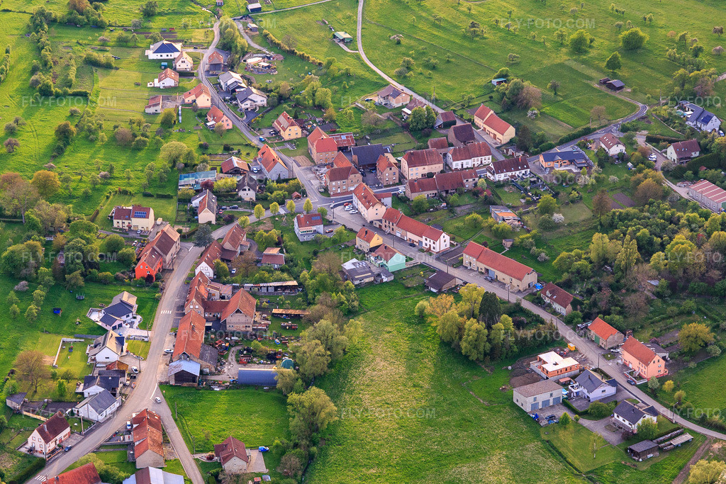 Aerial view: View of the town from the east in Erching in the state Moselle, France. – Photo: IMG_140457.jpg taken on 04/30/2024 by Werner Riehm/FLY-FOTO.com – Resolution of the original: 5086 x 3391 px