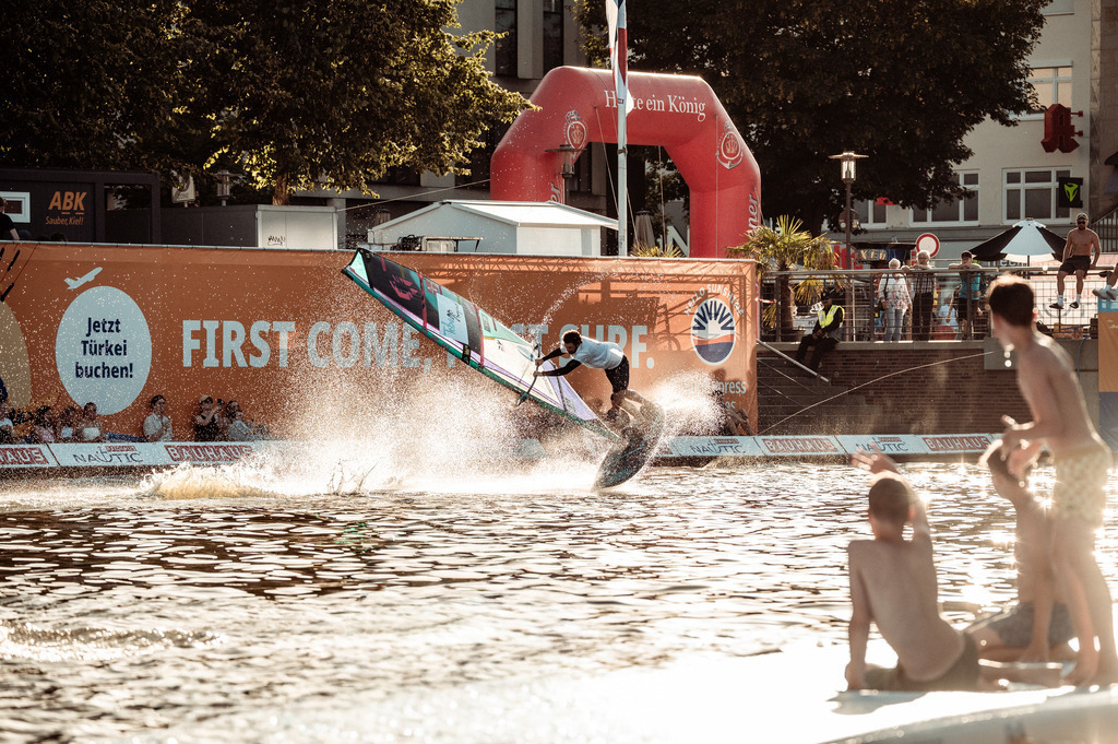 Kieler WOCHE Tow In Windsurf - @art_tokarev dpmedia (44 von 63) | dp-photography - Realisiert mit Pictrs.com