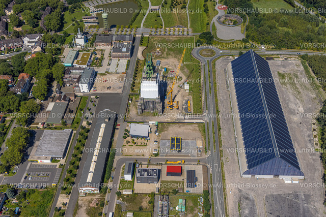 Dinslaken240803101 | Luftbild, Bergpark Lohberg Kreativquartier, mit Gerüst verhüllter Förderturm für Sanierung, lange Kohlenmischhalle Lohberg mit Solardach Oberlohberg, Dinslaken, Ruhrgebiet, Nordrhein-Westfalen, Deutschland