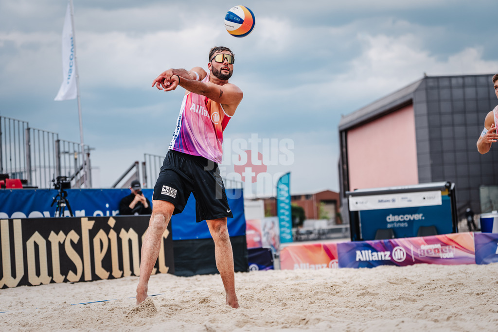 Beachvolleyball | Männer | German Beach Tour 2024 | Tourstop Bremen | 06.06.2024 | Nico Wegner spielt den Ball