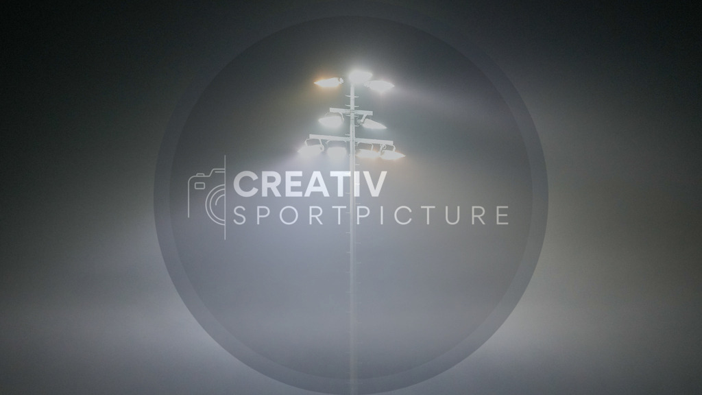 Fußball, Herren, Saison 2025/2026, Regionalliga Nordost, 15. Spieltag, FSV 63 Luckenwalde vs. Hertha BSC II, Freitag 07.11.2025, Werner-Seelenbinder-Stadion Luckenwalde, | Fußball, Herren, Saison 2025/2026, Regionalliga Nordost, 15. Spieltag, FSV 63 Luckenwalde vs. Hertha BSC II, Freitag 07.11.2025, Werner-Seelenbinder-Stadion Luckenwalde, Im Bild: Ein Flutlichtmast im Nebel geflutetem Werner-Seelenbinder-Stadion. - Realisiert mit Pictrs.com