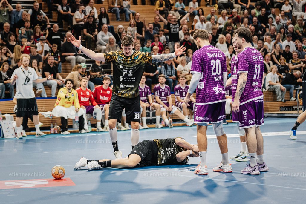 HC Elbflorenz 2006 - TV 05/07 Hüttenberg, 2. Handball-Bundesliga, 6. Spieltag | Im Bild: Oliver Seidler (71, Dresden) Spieler liegt von HC ELBFLORENZ DRESDEN am Boden 04.10.2026, HC Elbflorenz 2006 - TV 05/07 Hüttenberg, 2. Handball-Bundesliga, 6. Spieltag, Deutschland, Dresden, BallsportArena Dresden