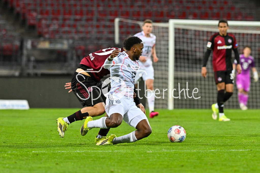 1. FC Nürnberg II - FC Bayern Amateure | NÜRNBERG, GERMANY - 21. APRIL: im Duell Joel SKOWRONEK (1. fC Nürnberg II 39) und Michael SCOTT (FC Bayern München II 11) während dem Match zwischen dem 1. FC Nürnberg II und den Amateuren des FC Bayern am 30. Spieltag der Regionalliga Bayern im Max-Morlock Stadion