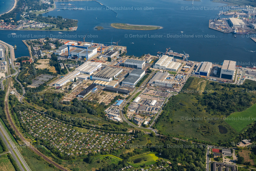 4061894 | ROSTOCK 08.09.2021 Schwimmdock - Trockendock am Werftgelände der " Neptun Werft " an der Werftallee in Rostock im Bundesland Mecklenburg-Vorpommern, Deutschland. Weiterführende Informationen bei: MEYER WERFT GmbH &amp; Co. KG. // Shipyard - site of the " Neptun Werft " in Rostock in the state Mecklenburg - Western Pomerania, Germany. Further information at: MEYER WERFT GmbH &amp; Co. KG. Foto: Gerhard Launer