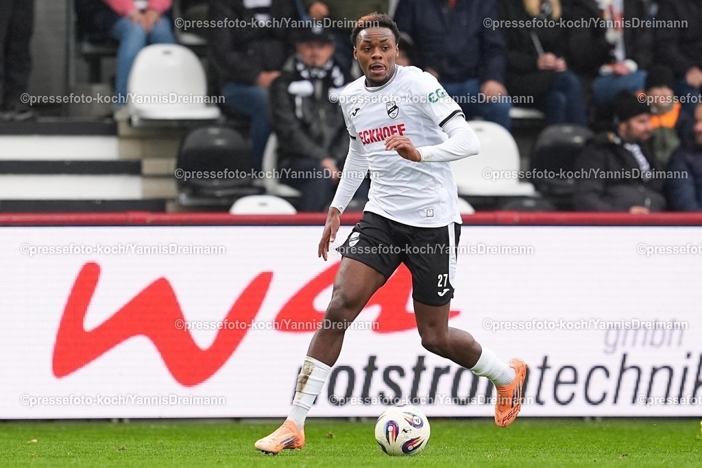 xYDRx25102501127 | 25.10.2025, xydrx, Fußball, 3.Liga, SC Verl - SSV Ulm 1846, Saison 2025 2026, Sportclub Arena: Chilohem Onuoha (SC Verl #27)  DFB regulations prohibit any use of photographs as image sequences and or quasi-video.
