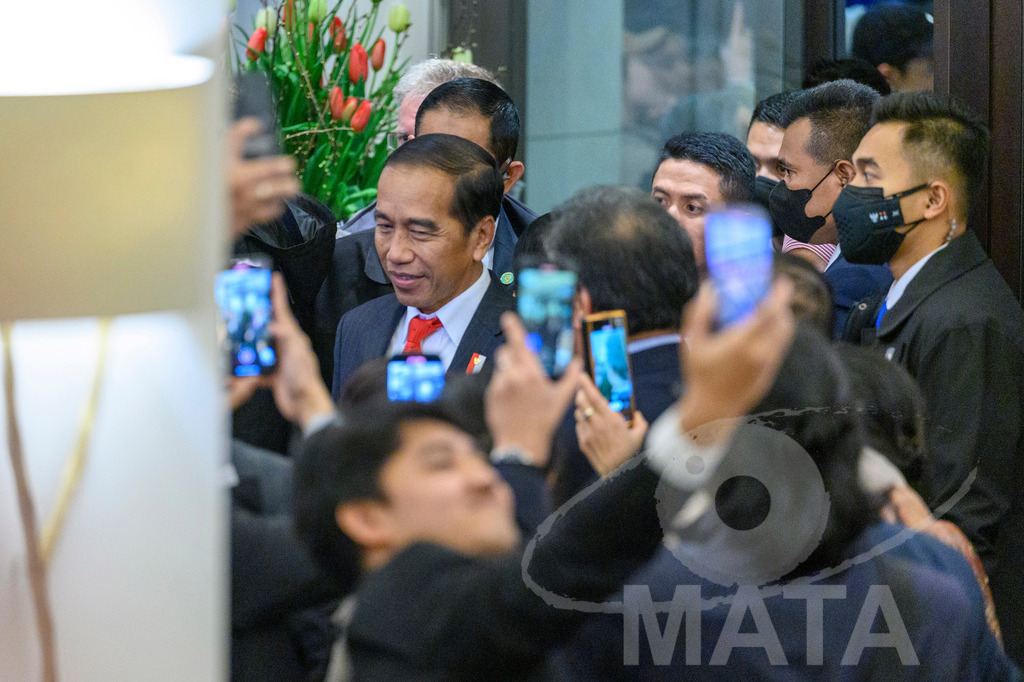 _DWA5447 | Welcoming Jokowi Widodo's arrival by the Indonesian people at Kastens Luisenhof Hotel in the context of the opening of Hannover Messe with Indonesia as Country Partner. Hannover, 15.04.2023 - Realisiert mit Pictrs.com