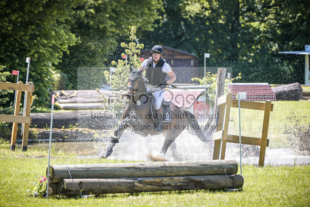 DOS_2063 | Entdecke hochwertige Reitturnierfotos von Foto Oger. Professionell, emotional und authentisch – jetzt Lieblingsmomente im Shop bestellen.Deutschlandweite Turnierfotografie. - Realisiert mit Pictrs.com