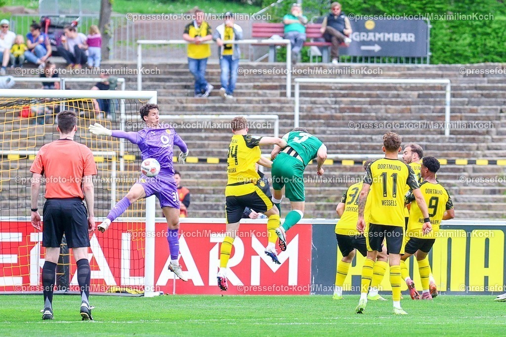 xsefx18042601014 | 18.04.2026, xsefx, Fußball, Regionalliga West, Borussia Dortmund II (U23) - SV Rödinghausen, 30. Spieltag, Stadion Rote Erde, Saison 2025 2026: Maximilian Hippe zu stark für Elias Benkara und Torhüter Silas Ostrzinski. DFB regulations prohibit any use of photographs as image sequences and or quasi-video. Photo: xSabinexEffgenxPressefotoKochx