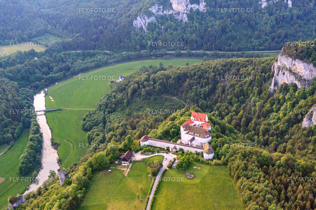 DJH Jugendherberge Burg Wildenstein https://www.jugendherberge.de/jugendherbergen/leibertingen-wildenstein/ | Luftbild: DJH Jugendherberge Burg Wildenstein https://www.jugendherberge.de/jugendherbergen/leibertingen-wildenstein/ in Leibertingen im Bundesland Baden-Württemberg in Deutschland. Foto: IMG_57715.jpg vom 08.06.2013 durch Werner Riehm/FLY-FOTO.de - Realisiert mit Pictrs.com