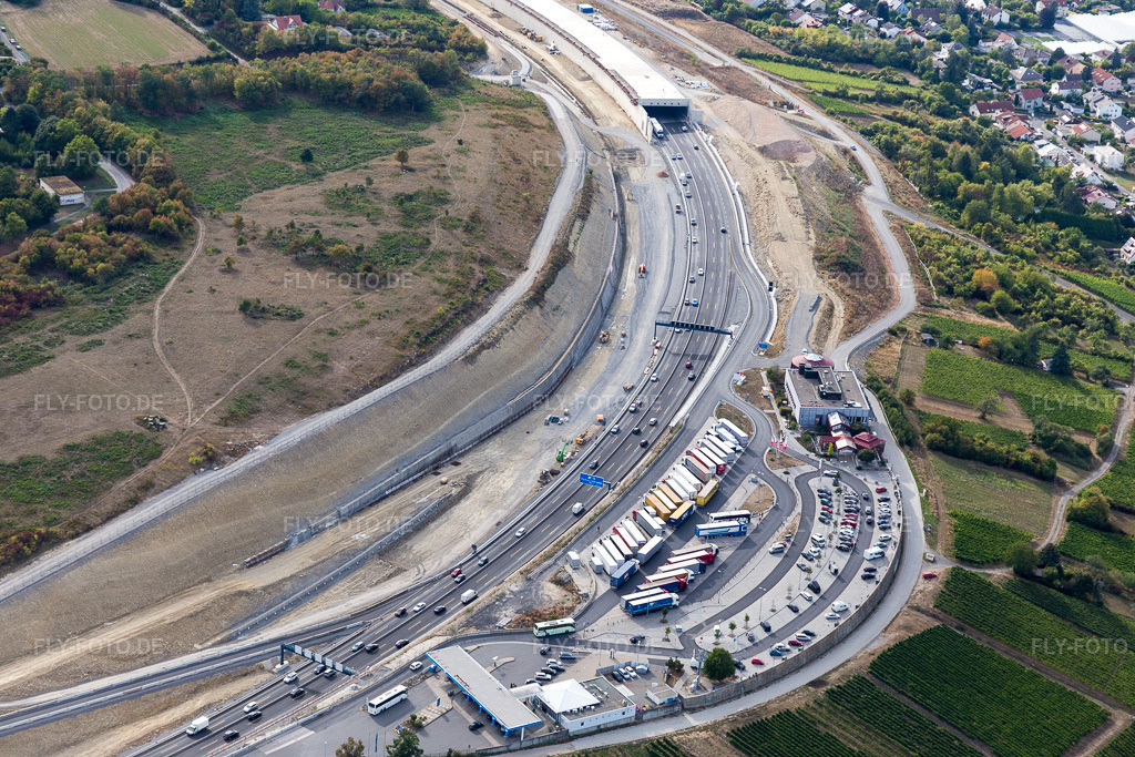 Luftbild: Baustelle zum Neubau der Streckenführung des Katzenbergtunnel im Verlauf des Autobahn- Tunnelbauwerk der BAB A3. im Ortsteil Heidingsfeld in Würzburg im Bundesland Bayern in Deutschland. Foto: IMG_111351.jpg vom 09.09.2018 durch Werner Riehm/FLY-FOTO.de