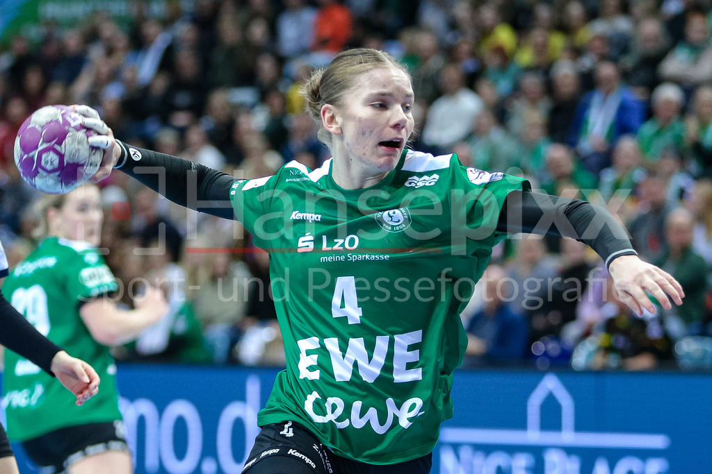 Handball, Bundesliga Frauen, VfL Oldenburg - Thüringer HC | v.li.: Toni Reinemann (VfL Oldenburg, 4) beim Wurf, am Ball, Spielszene, Aktion, Action, Portrait, Nahaufnahme, Einzelfoto, Einzelbild