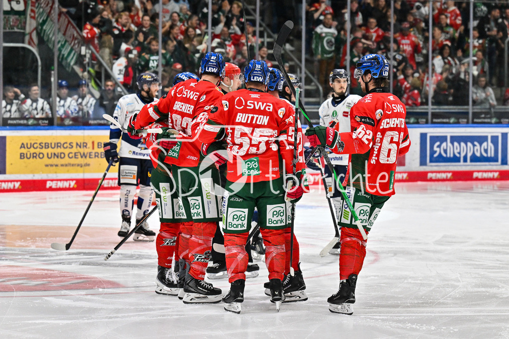 Augsburger Panther - Iserlohn Roosters | Jubel der Panther nach dem Treffer zum 3-1 durch Cody KUNYK (Augsburger Panther #20) / Tor / Torschuetze / Freude / Happy / Penny DEL: Augsburger Panther - Iserlohn Roosters; Curt Frenzel Stadion am 21.09.2025