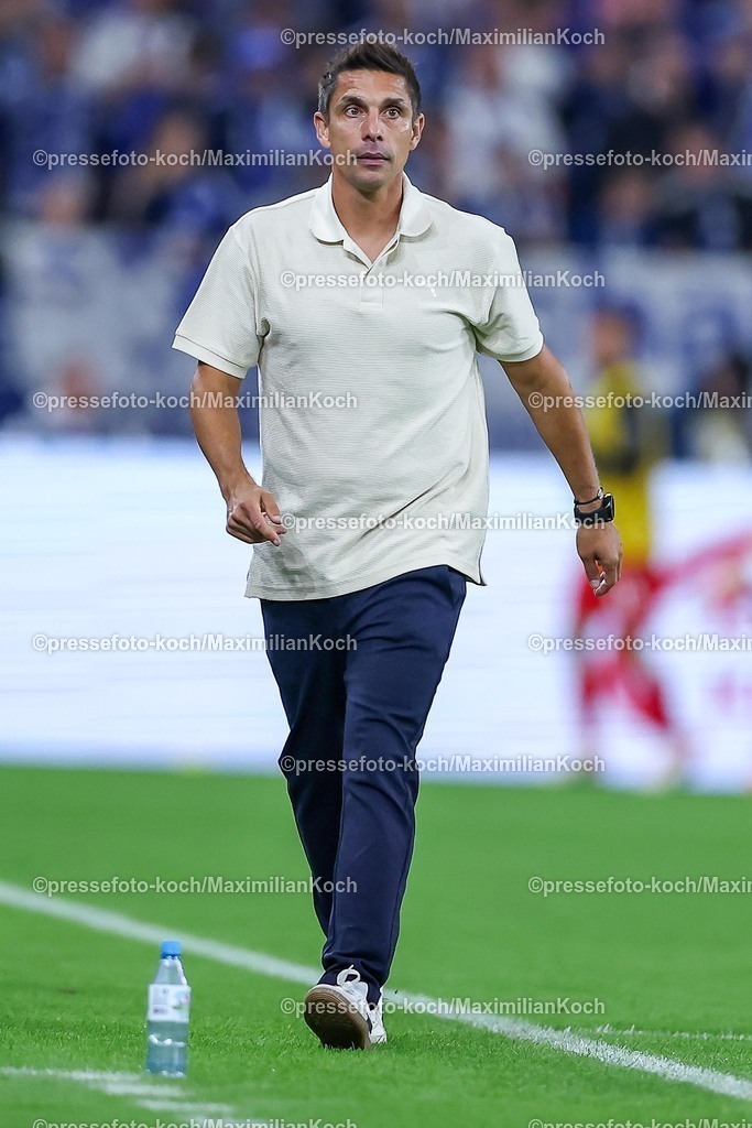 S0413092501093 | 13.09.2025, Fußball, FC Schalke 04 - Holstein Kiel, 5.Spieltag, 2. Fußball Bundesliga, Veltins-Arena Gelsenkirchen, Saison 2025 2026: Cheftrainer Marcel Rapp (Holstein Kiel)  gestikulierend am Spielfeldrand gestik DFB regulations prohibit any use of photographs as image sequences and or quasi-video.