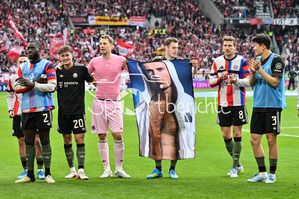 SC Freiburg - FC Bayern München | FREIBURG, GERMANY - 04. APRIL: die Spieler der Gäste feiern zusammen mit den Fans den 2-3 Auswärtssieg in Freiburg während dem Bundesligamatch zwischen dem SC Freiburg und dem FC Bayern München am 28. Spieltag im Europa-Park Stadion / DFL REGULATIONS PROHIBIT ANY USE OF PHOTOGRAPHS AS IMAGE SEQUENCES AND/OR QUASI-VIDEO / Serge GNABRY (FC Bayern Munich 7) und Leon GORETZKA (FC Bayern Munich 8)