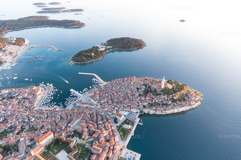 Luftbild: Ortsansicht in Rovinj im Bundesland Gespanschaft Istrien in Kroatien. Foto: IMG_106183.jpg vom 13.04.2018 durch Werner Riehm/FLY-FOTO.de