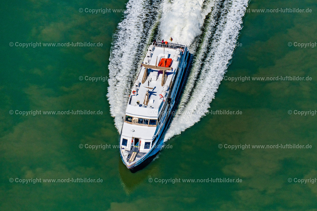 Adler_Express_Adler_Schiffe_ELS_8238130822 | NORDSTRAND 13.08.2022 Passagier- und Fahrgastschiff " Adler Express " in voller Fahrt nähe der Halbinsel Nordstrand im Wattenmeer im Bundesland Schleswig-Holstein, Deutschland. Weiterführende Informationen bei: Adler-Schiffe GmbH & Co. KG. // Passenger ship "Adler Express" at full speed near the peninsula Nordstrand in the Wadden Sea in the state Schleswig-Holstein, Germany. Further information at: Adler-Schiffe GmbH & Co. KG. Foto: Martin Elsen