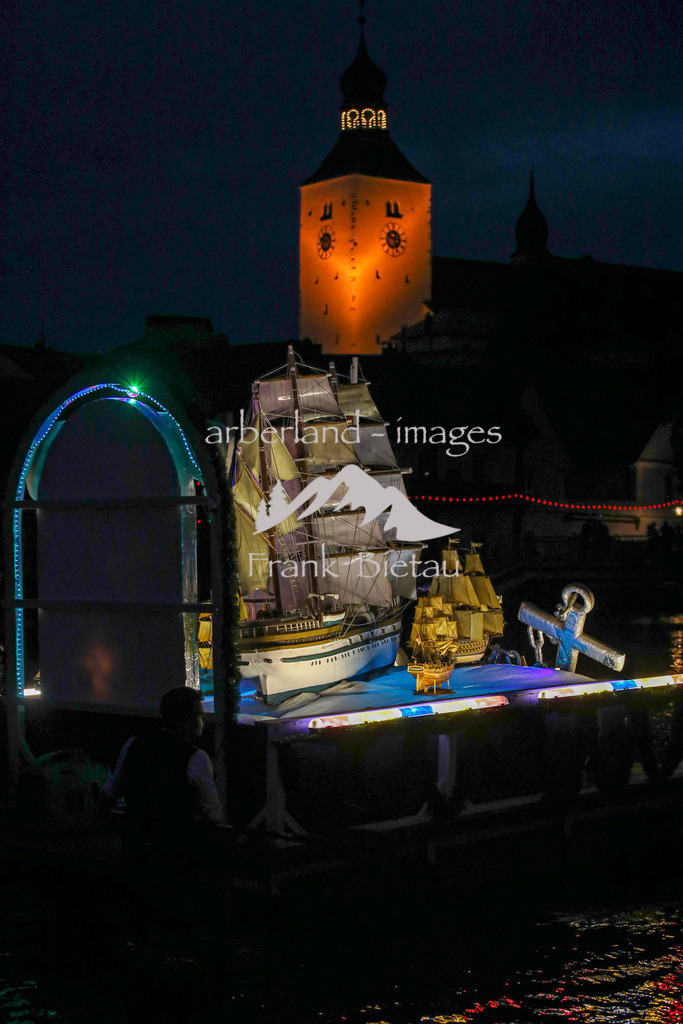 OE7A2809 | die Gorch Fock – zusammengebaut aus hunderten Kleinteilen thront auf dem Boot, mit dem die Gondlermannschaft die Arbeit von Edwin Stoletzky in angemessenem Rahmen würdigen will.