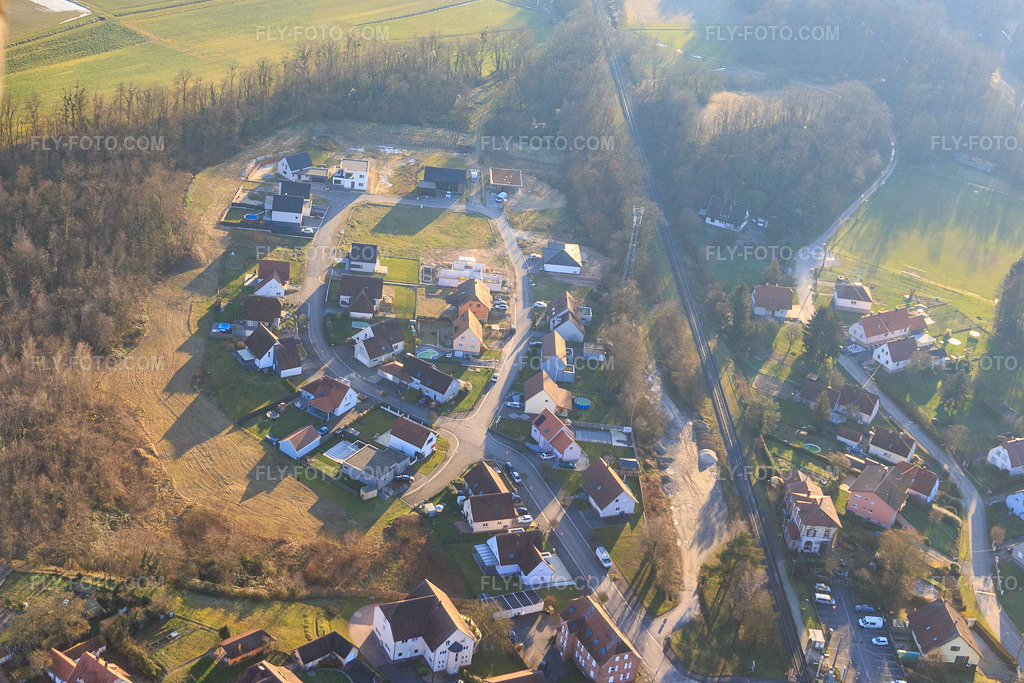 Aerial view: New development area Rue de la Tuilerie in Riedseltz in the state Bas-Rhin, France. – Photo: IMG_145294.jpg taken on 01/14/2025 by Werner Riehm/FLY-FOTO.com – Resolution of the original: 4160 x 2773 px