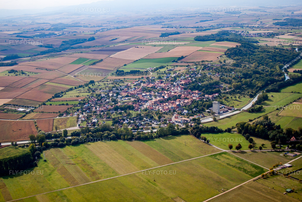 Vue aérienne: Vue de la ville à Mommenheim dans le département Bas Rhin, France.Photo: IMG_53550.jpg prise le 30/09/2012 par Werner Riehm/FLY-FOTO.euRésolution de l'original: 4586 x 3057 px