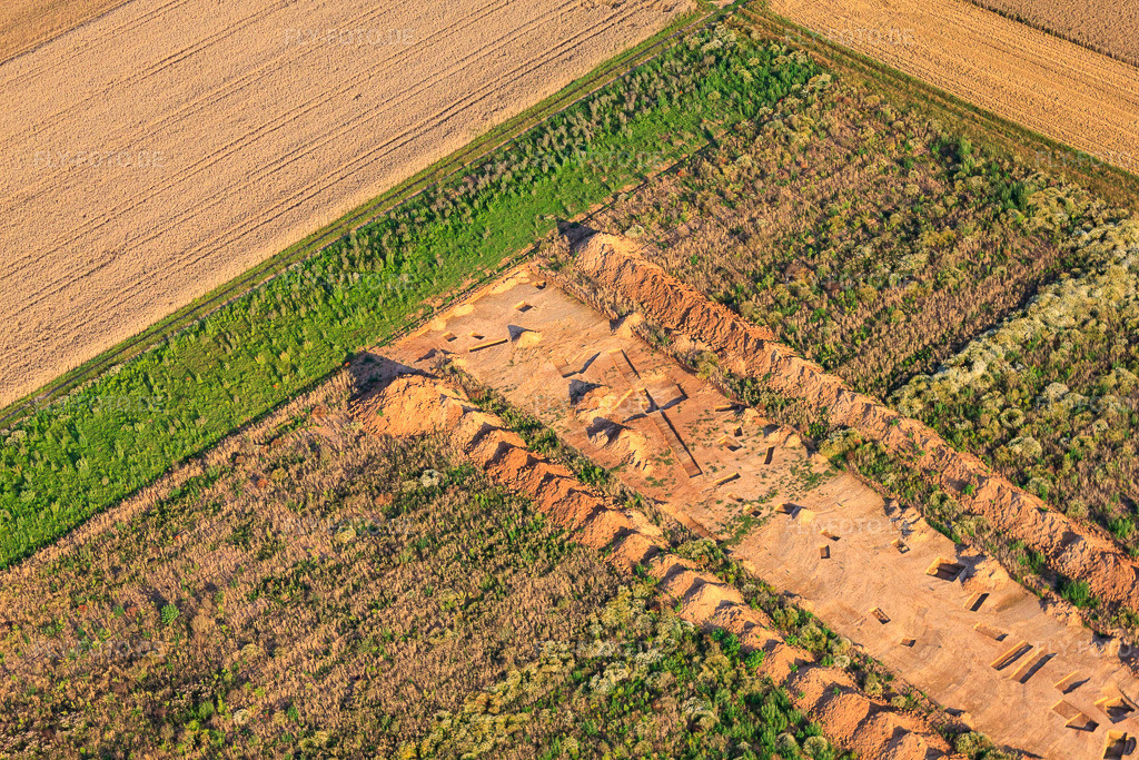 Luftbild: Archäologische Grabung am neuen Gewerbepark W II in Herxheim bei Landau im Bundesland Rheinland-Pfalz in Deutschland. Foto: IMG_70214.jpg vom 19.07.2014 durch Werner Riehm/FLY-FOTO.de