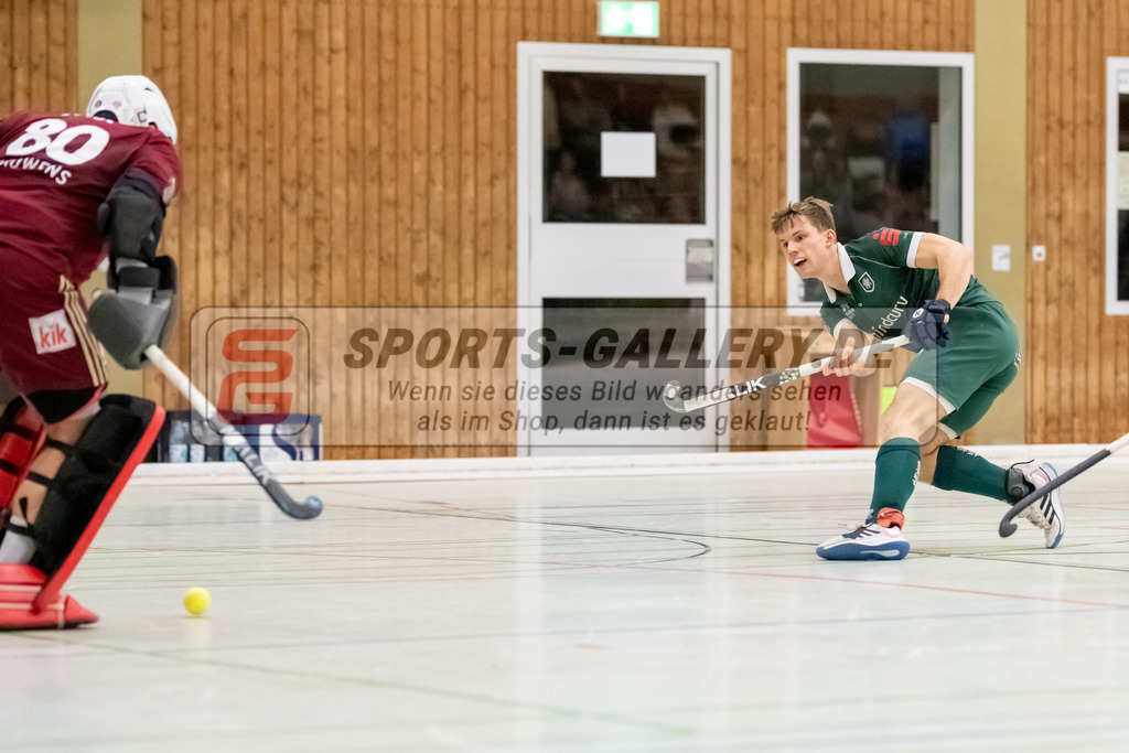 SFE_20240113_0073 | Mülheim, Deutschland, 13.01.2024:  in Aktion waehrend des Spiels der Halle 1. Bundesliga Herren zwischen Uhlenhorst Mülheim vs Rot-Weiss Köln im Sporthalle Lehnerstr. (HTCU) am 13.01.2024 in Mülheim, Deutschland. (Foto von Stephan Fehrmann)

Mülheim, Germany, 13.01.2024:  in action during the game of Halle 1. Bundesliga Herren between Uhlenhorst Mülheim vs Rot-Weiss Köln in Sporthalle Lehnerstr. (HTCU) at 13.01.2024 in Mülheim, Deutschland. (Foto von Stephan Fehrmann)