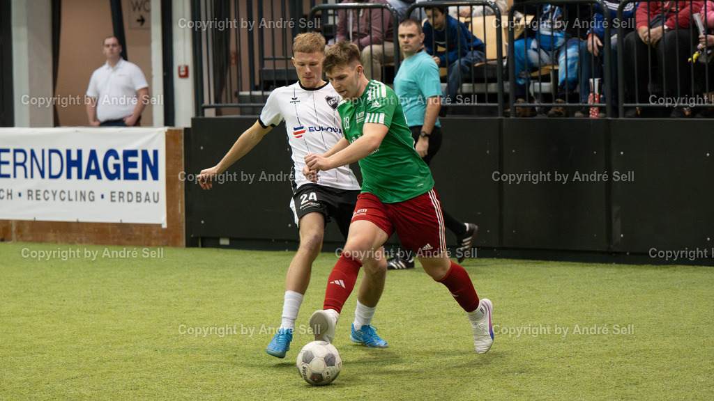 Halbfinale 2 - TS Einfeld vs MTSV Hohenwestedt | Jan Schilling (Einfeld #24) / Niklas Neitzke (MTSV #28) // 44. RS-Reifenhandel-Cup 2024/ Halbfinale 2 - TS Einfeld vs MTSV Hohenwestedt / Holstenhalle 1 / Neumünster / 26.12.24 - Realisiert mit Pictrs.com