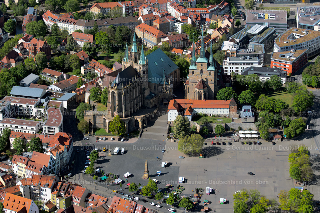 4026334 | ERFURT 07.05.2020 Platz- Ensemble Domplatz mit dem Erfurter Dom im Innenstadt- Zentrum im Ortsteil Altstadt in Erfurt im Bundesland Thüringen. Weiterführende Informationen bei: Landeshauptstadt Erfurt,  SWE Stadtwerke Erfurt GmbH. // Place Ensemble cathedral place with the Erfurt cathedral in the city centre centre in the district Altstadt in Erfurt in the federal state Thuringia. Further information at: Landeshauptstadt Erfurt,  SWE Stadtwerke Erfurt GmbH. Foto: Gerhard Launer