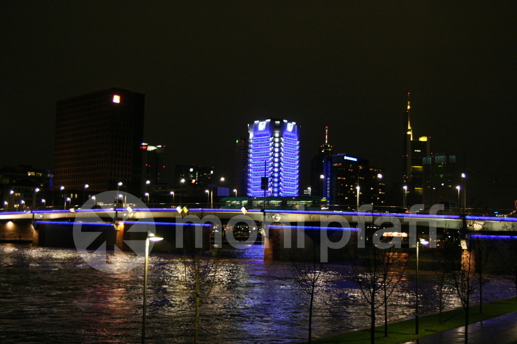 Frankfurter Skyline bei Nacht | Online-Shop | monipfaff.de - Realisiert mit Pictrs.com