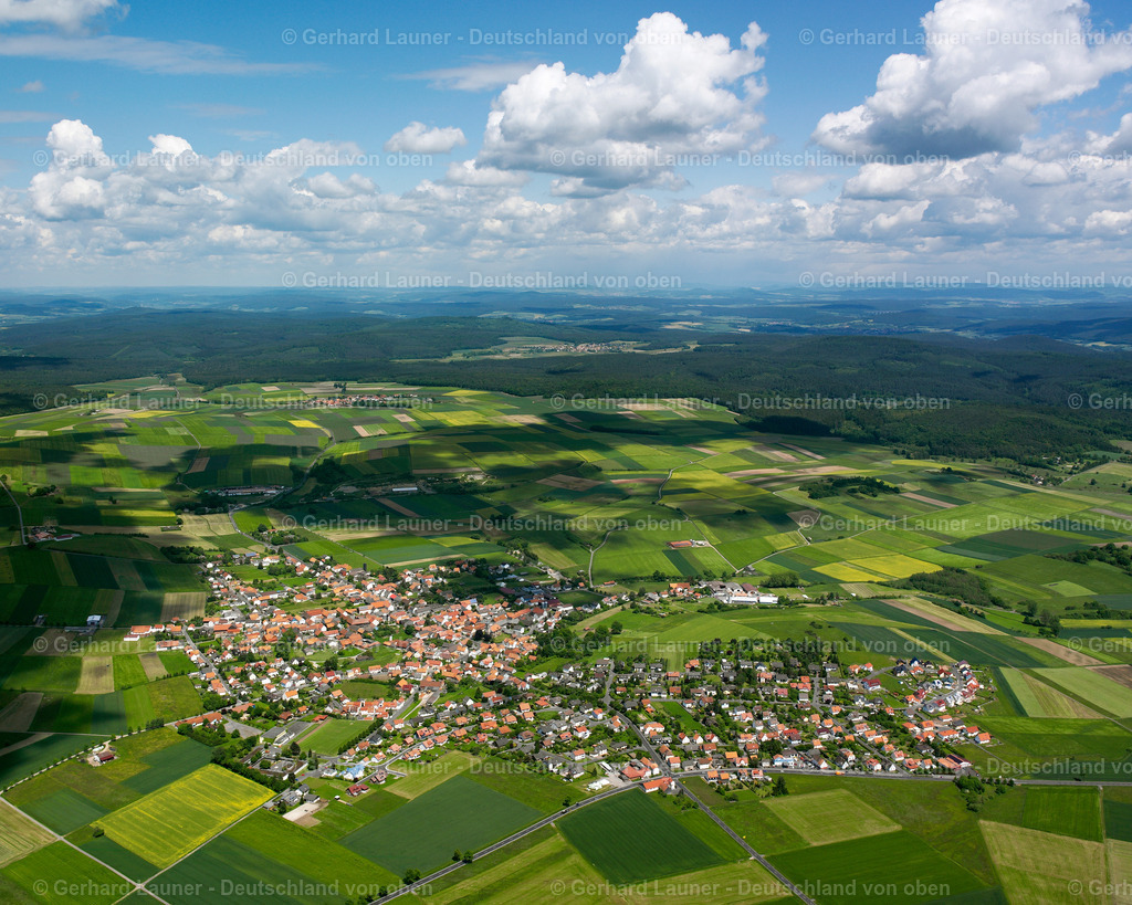 2615776 | MAAR 09.06.2006 Ortsansicht am Rande von landwirtschaftlichen Feldern und Nutzflächen  in Maar im Bundesland Hessen, Deutschland // Village view on the edge of agricultural fields and land  in Maar in the state Hesse, Germany Foto: Gerhard Launer